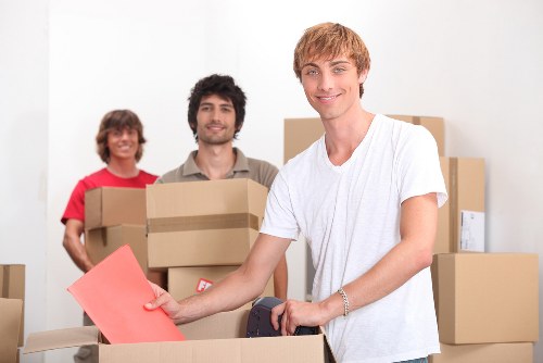 Mover estimating household volume for a local move